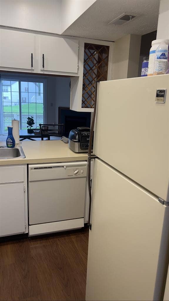 1 private bedroom av June 1st