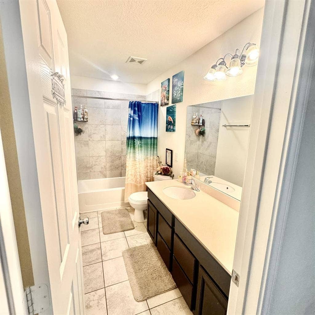 Looking for Female Tenant