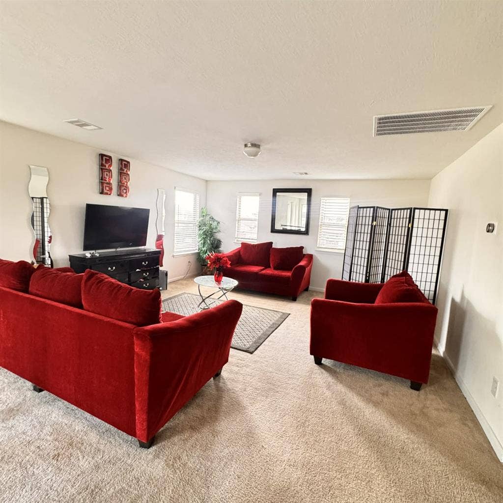 Looking for Female Tenant
