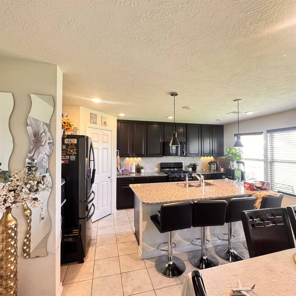 Looking for Female Tenant