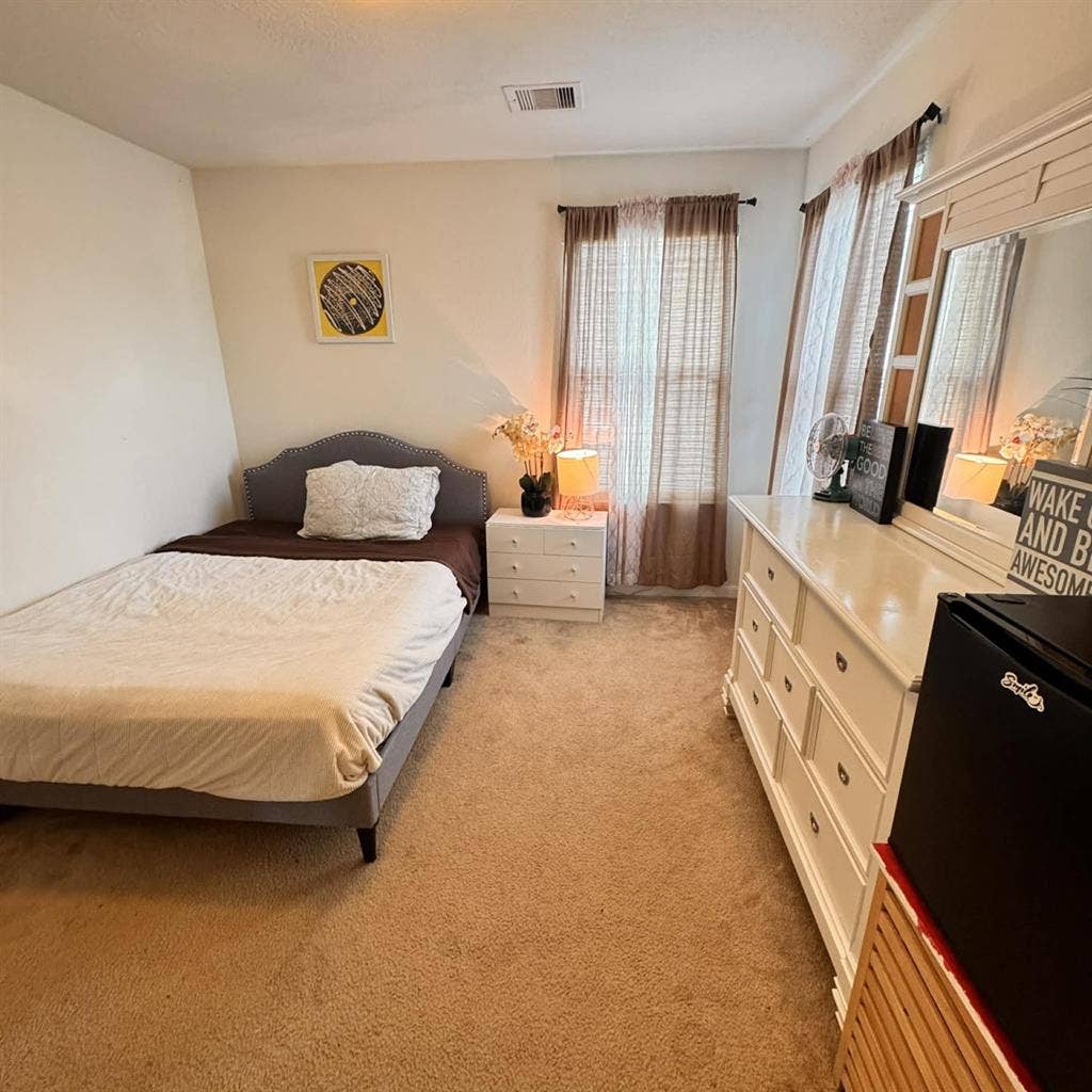 Looking for Female Tenant