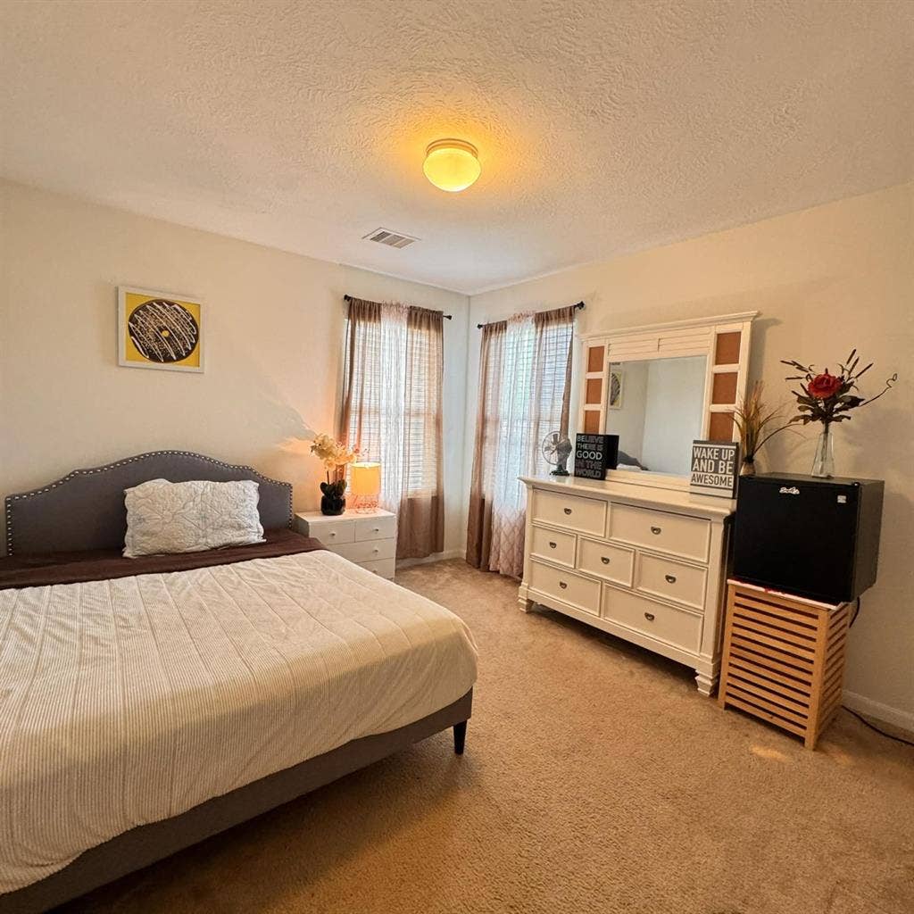 Looking for Female Tenant