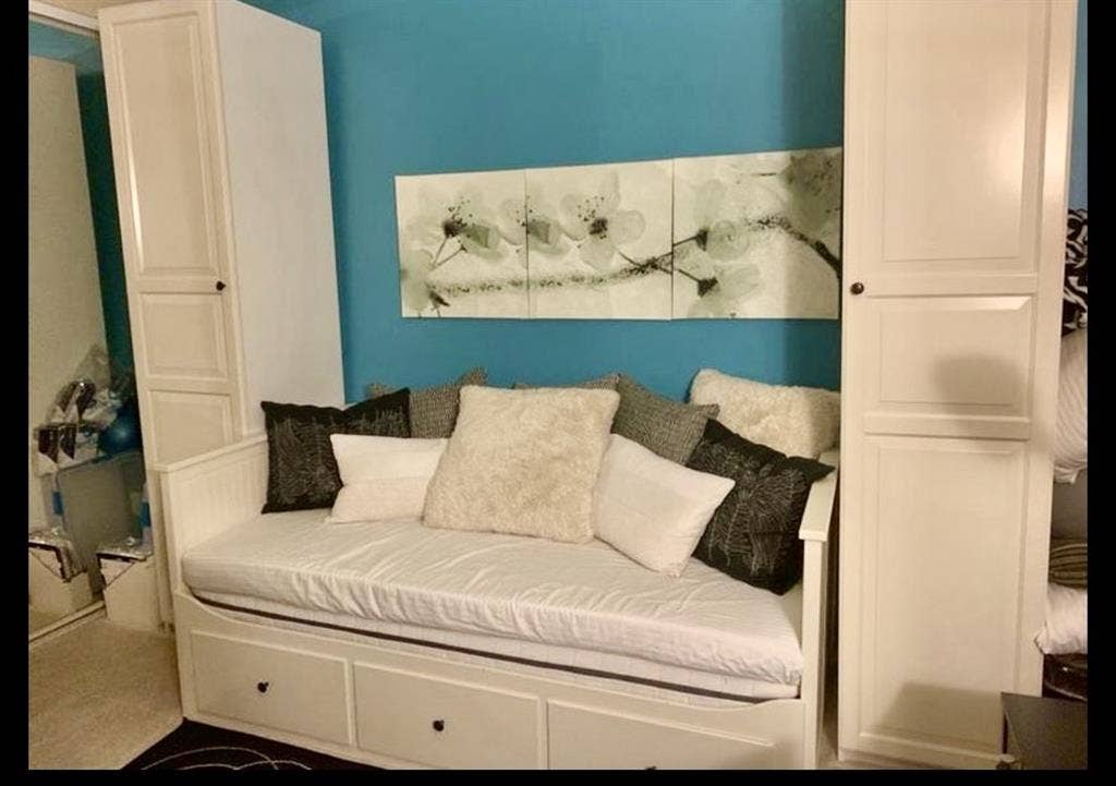 Nice Private bedroom + bathroom!