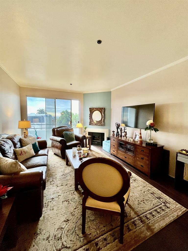 Nice Private bedroom + bathroom!