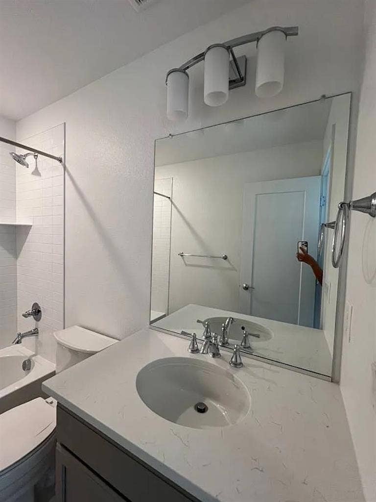 Room for rent in a townhousee
