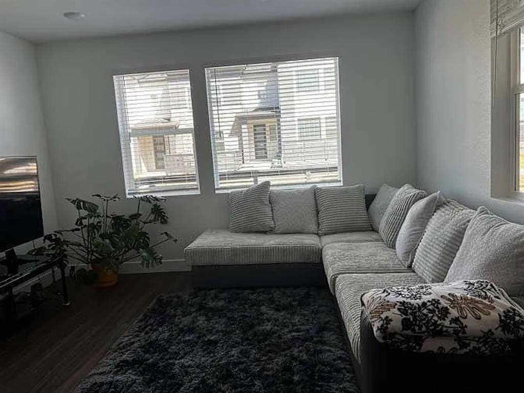 Room for rent in a townhousee