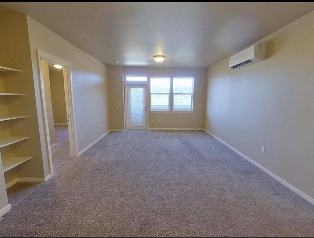 Looking for a roommate- UO students
