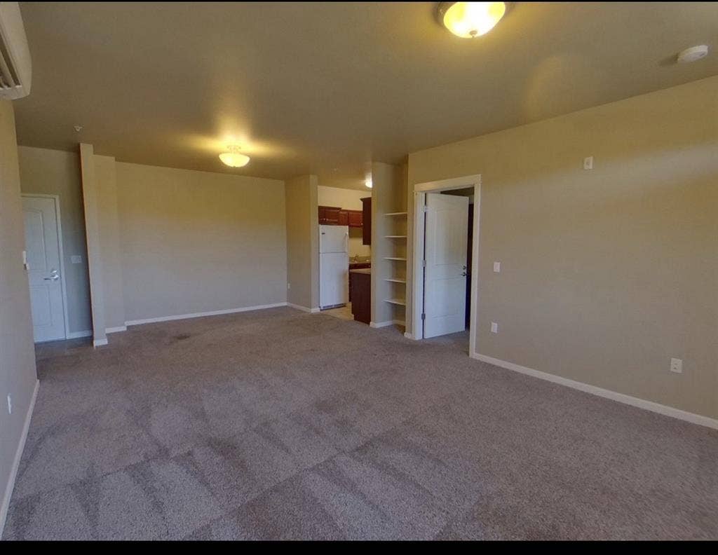 Looking for a roommate- UO students