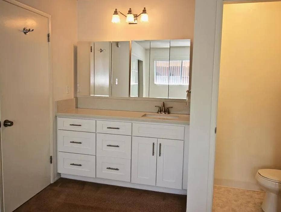 Private Room & 1/2 Bath