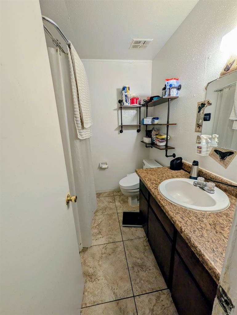 Looking for Roommate