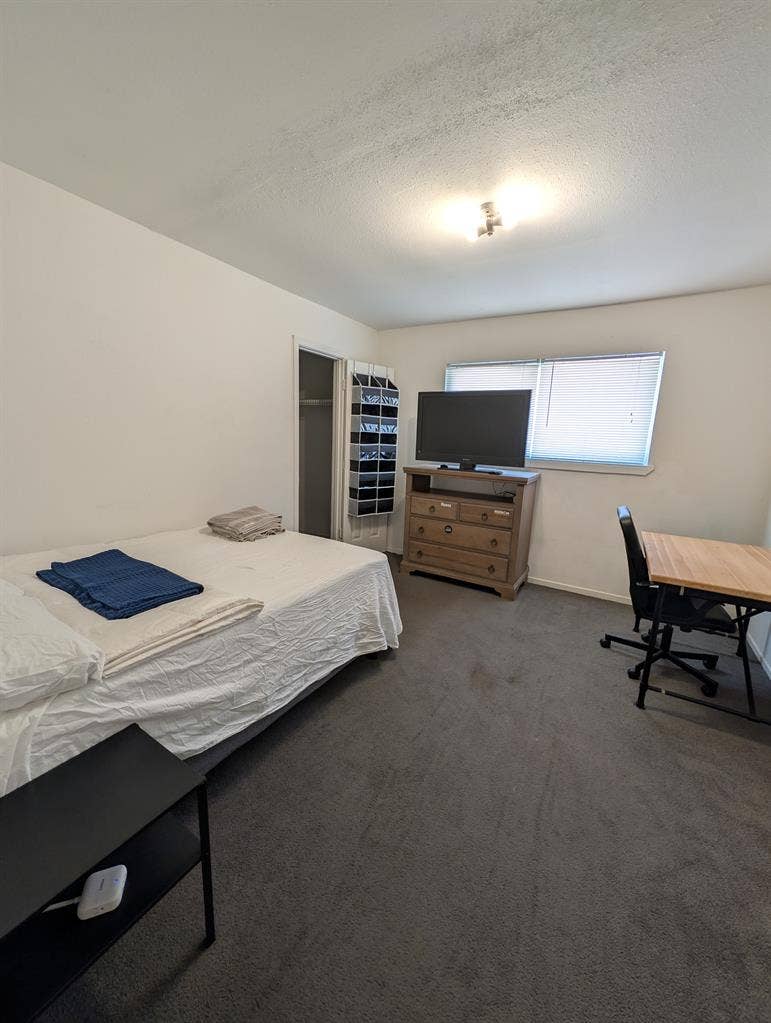 Looking for Roommate