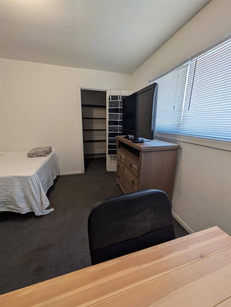Looking for Roommate