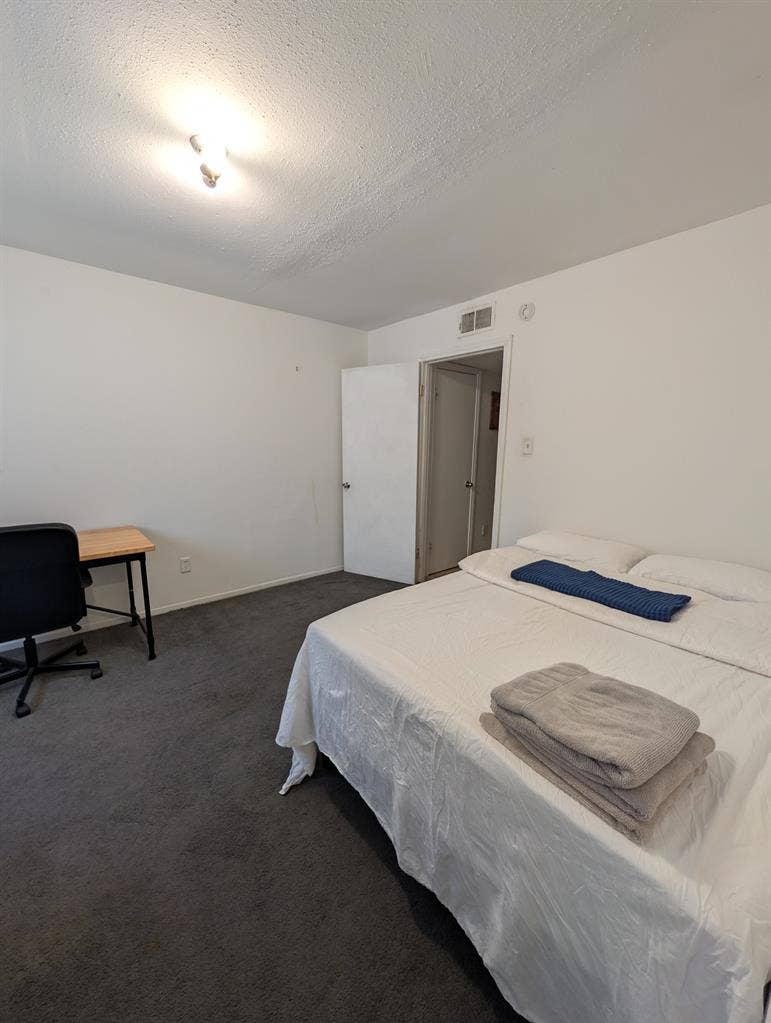 Looking for Roommate