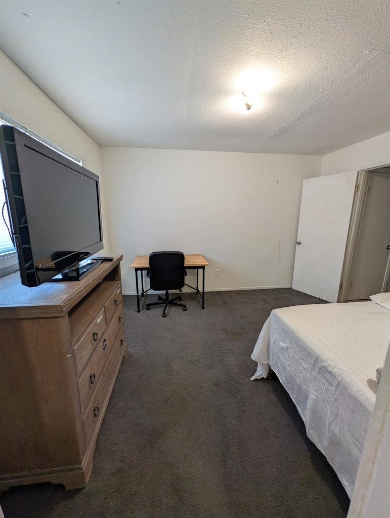 Looking for Roommate