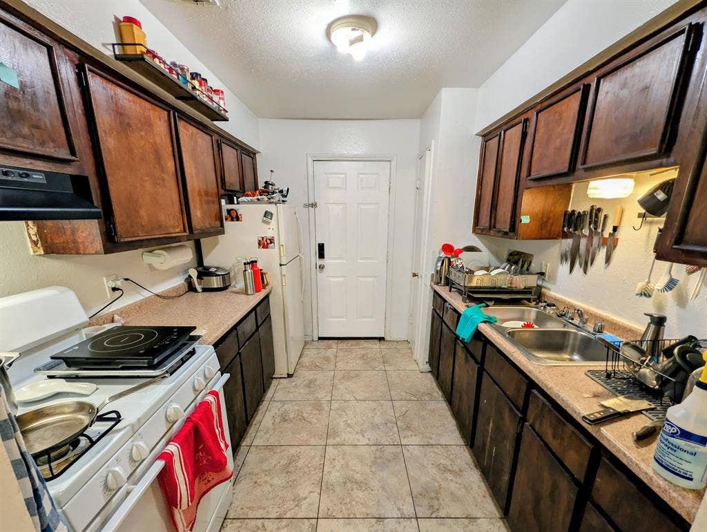 Looking for Roommate
