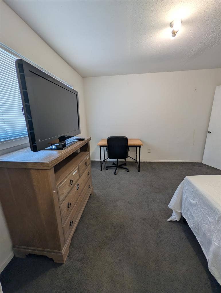 Looking for Roommate