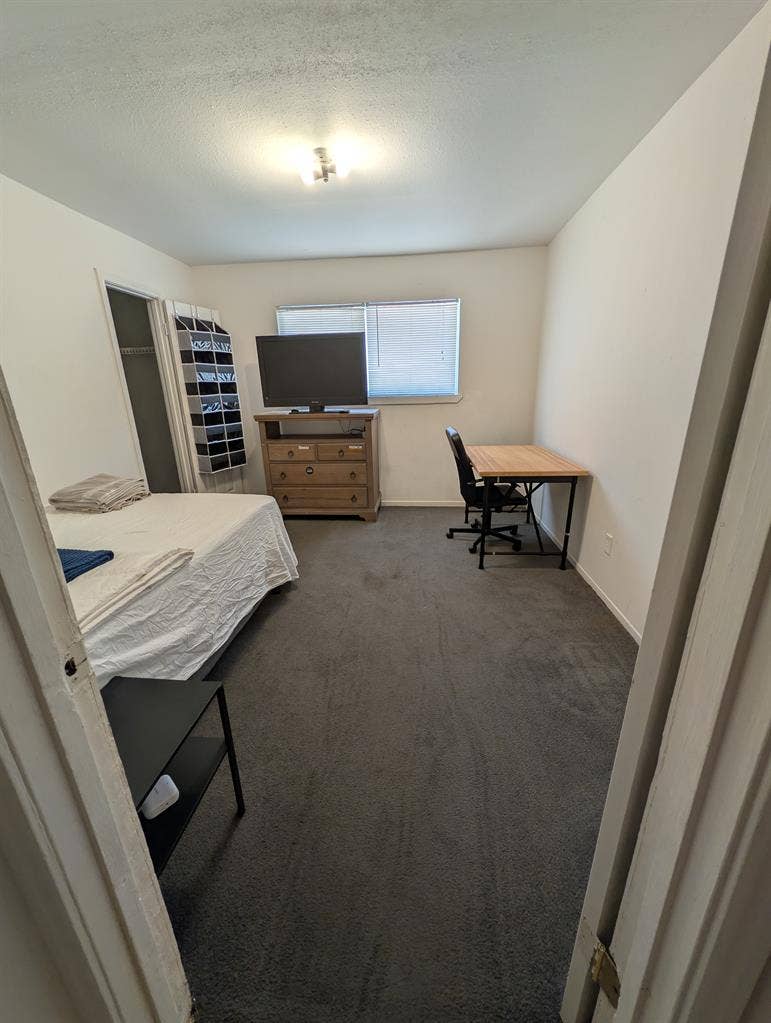 Looking for Roommate