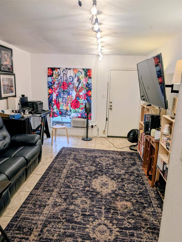 Looking for Roommate
