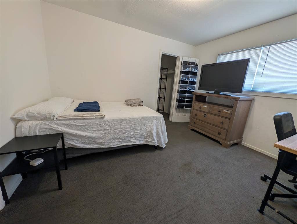 Looking for Roommate