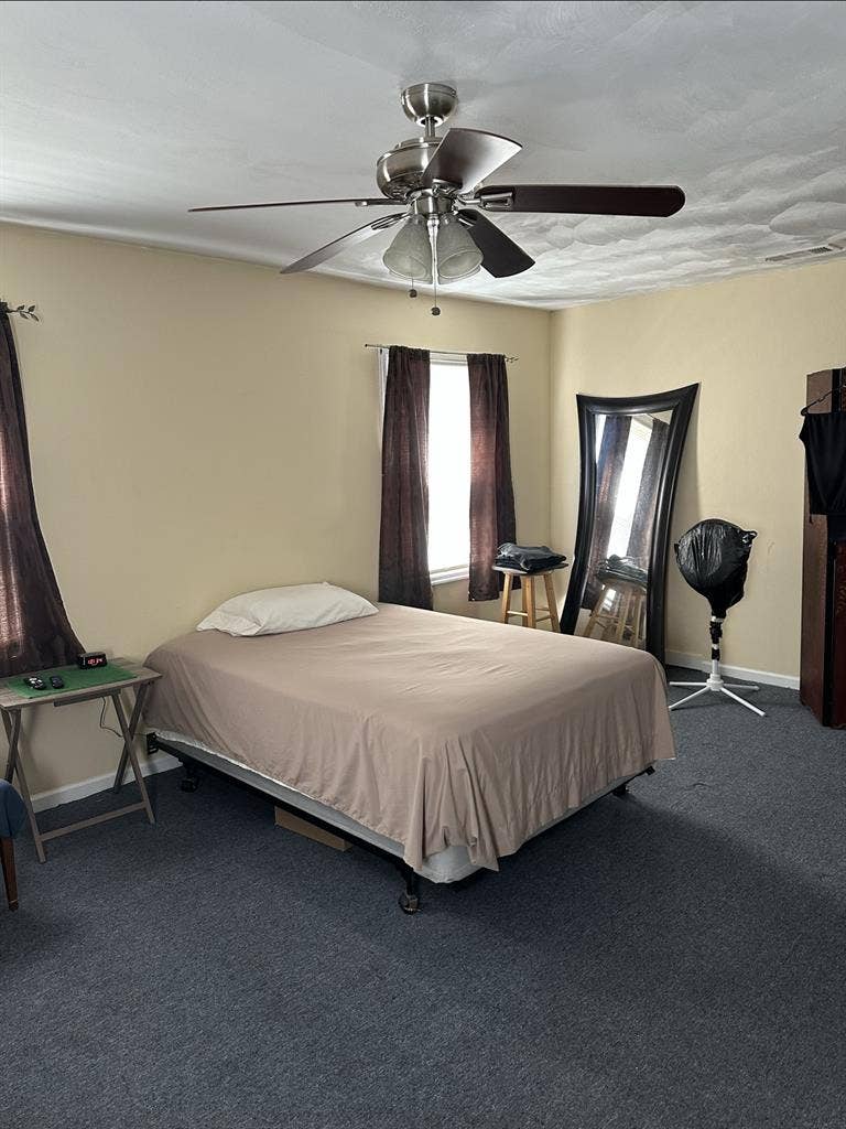 Lg sgl family house 2 story. Quiet