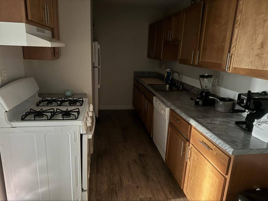 Looking for roommate