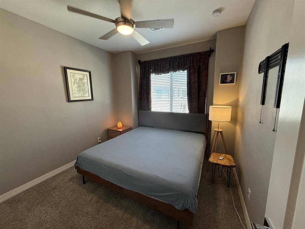 Room+bathrm, King bed, garage park