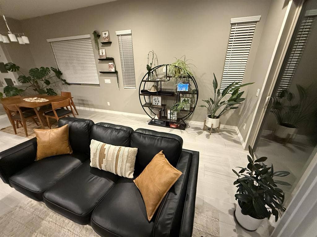 King bed/bath & garage