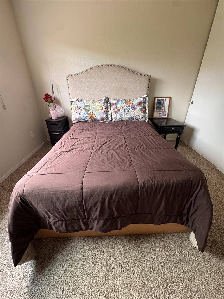 Sunny garden-view room for rent