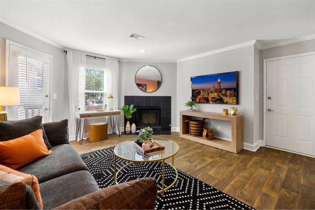 Looking for short term roommate.