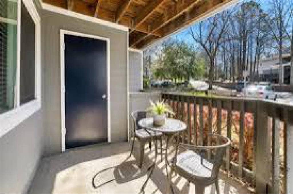 Looking for short term roommate.