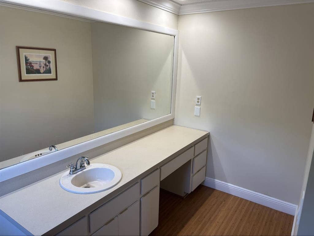 Huge Furnished Waterfront Room