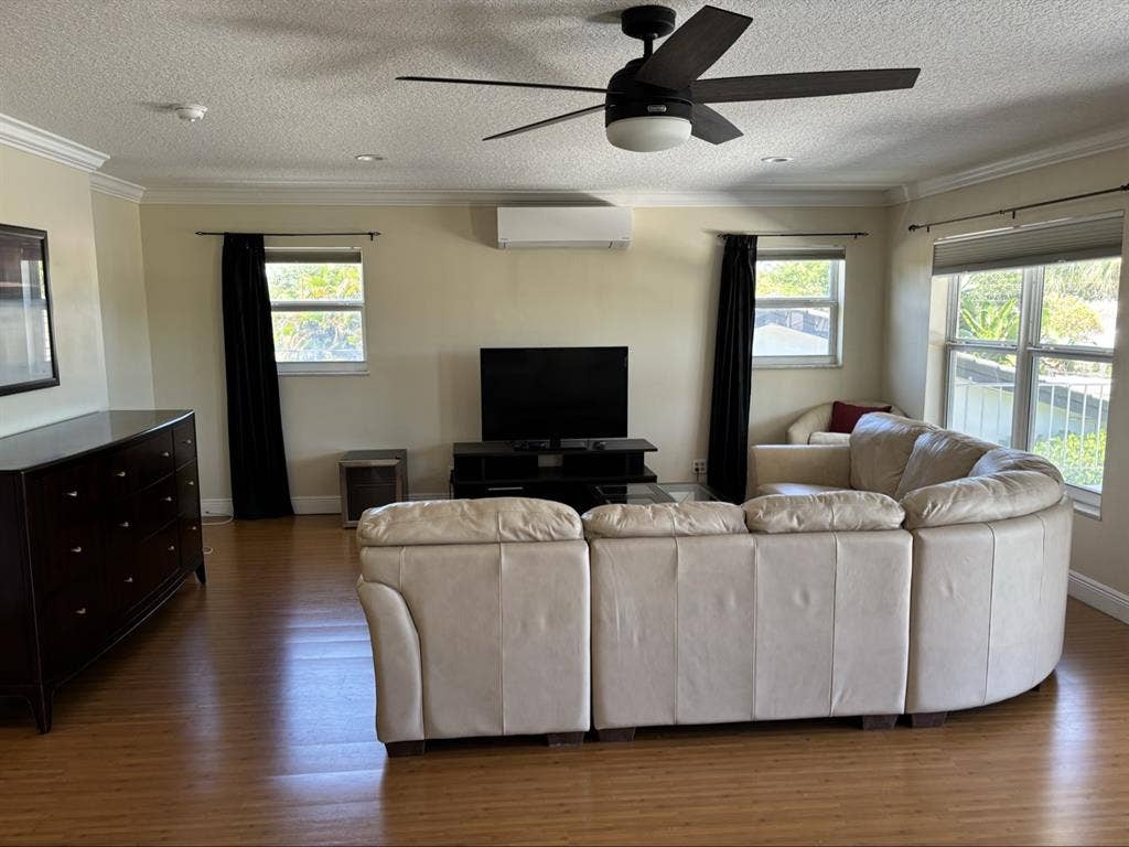 Huge Furnished Waterfront Room