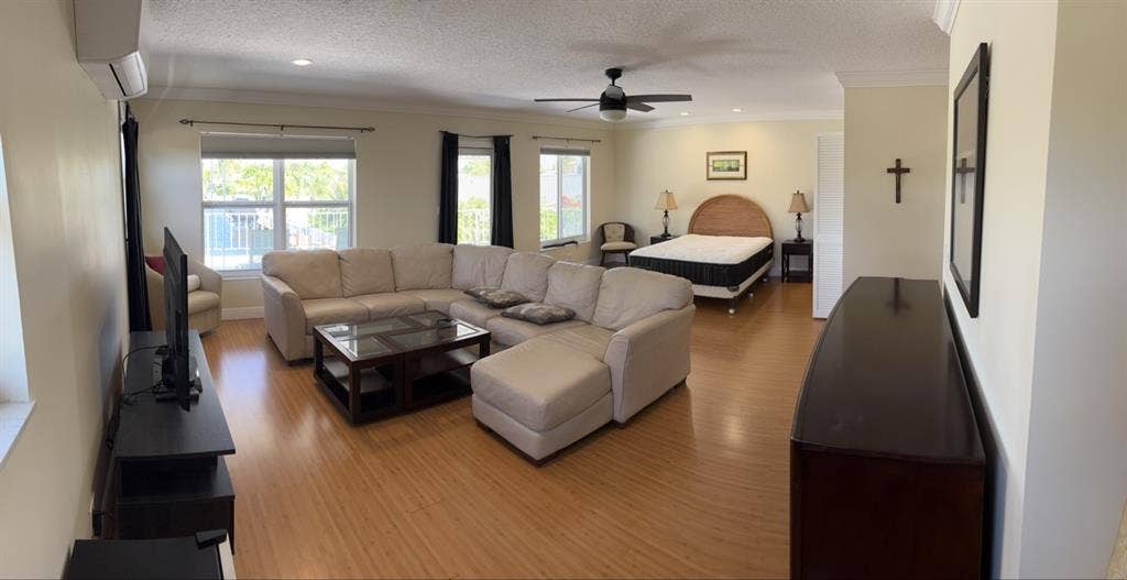 Huge Furnished Waterfront Room