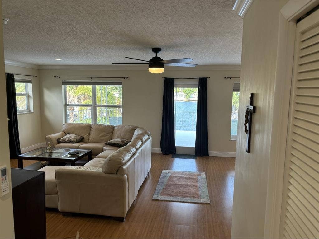 Huge Furnished Waterfront Room