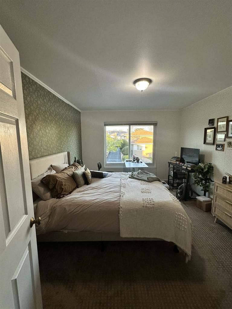 Private Unfurnished Room(2 Bd/1 BA)