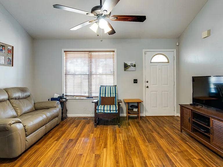 Room for rent in house