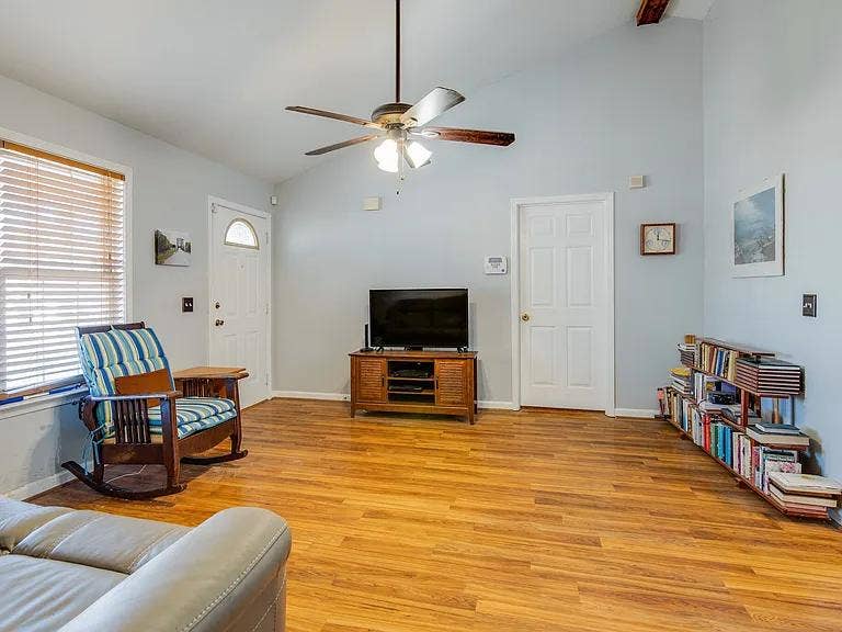 Room for rent in house