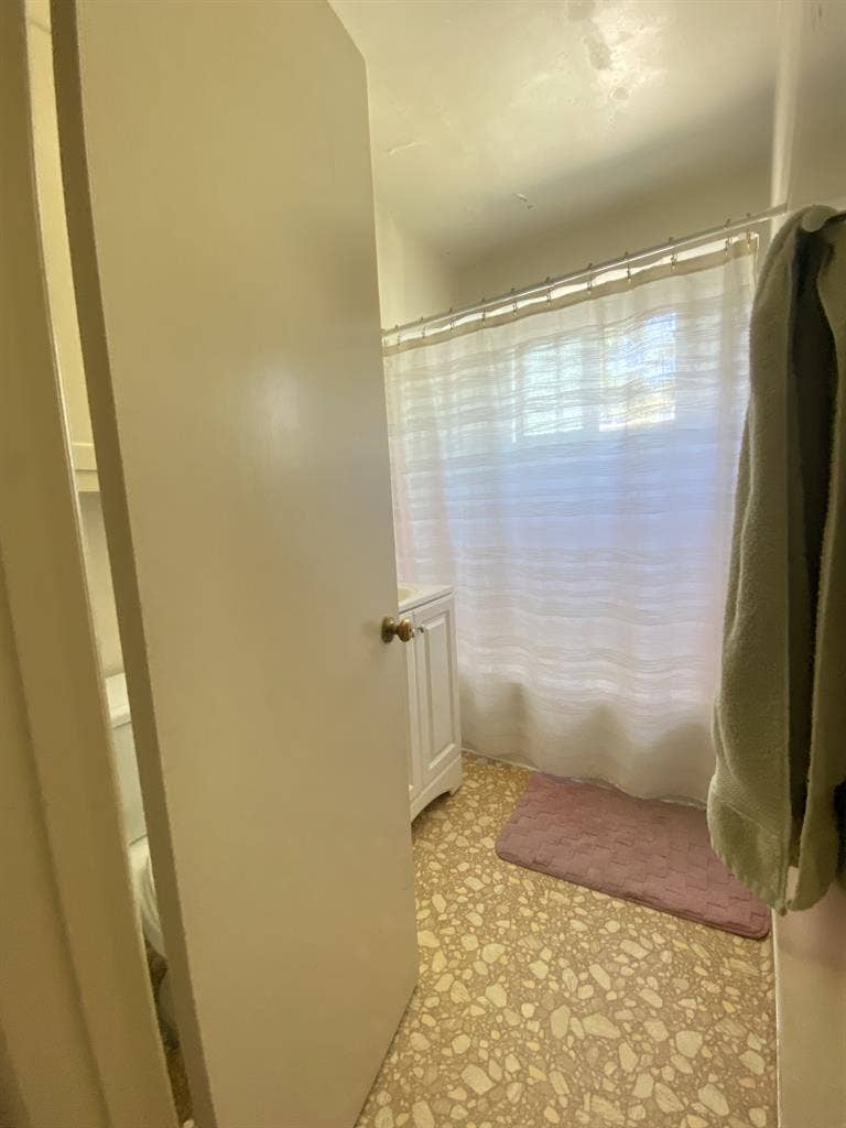 Private bedroom - shared bathroom