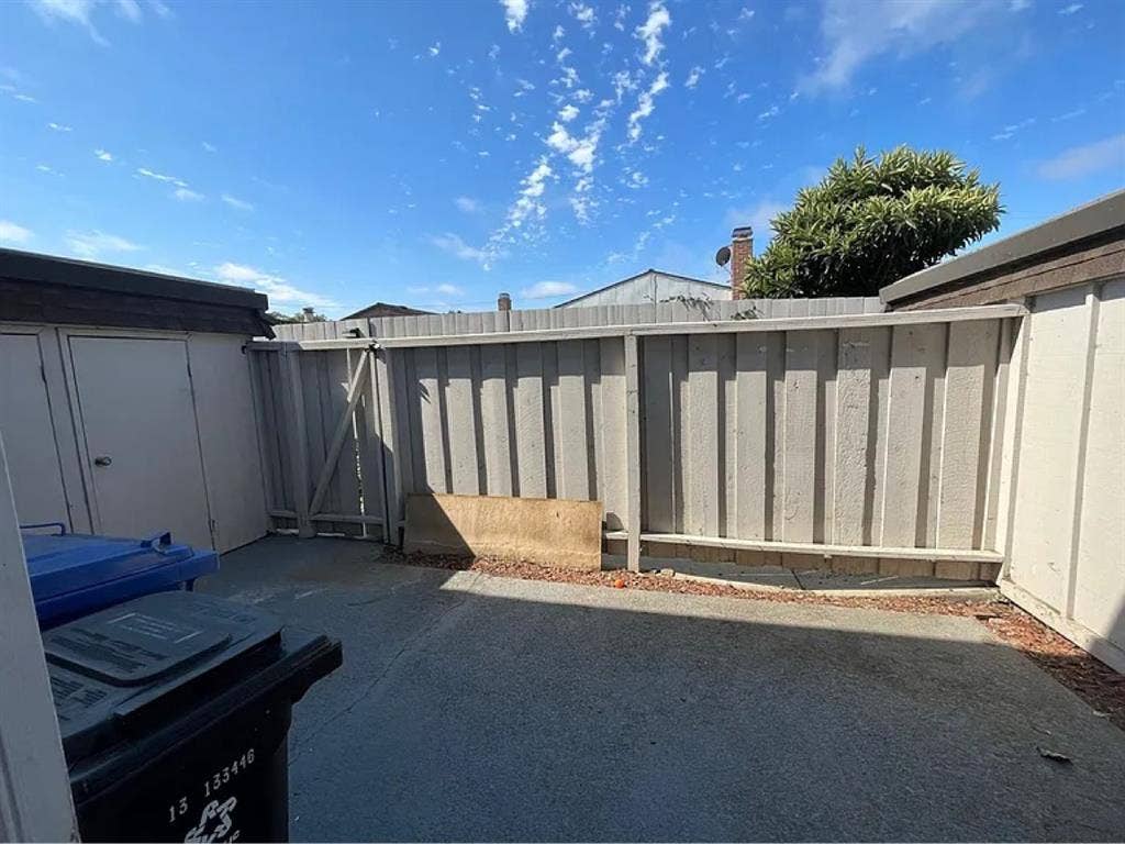 SPACIOUS 3 BEDROOM 1.5 BATH