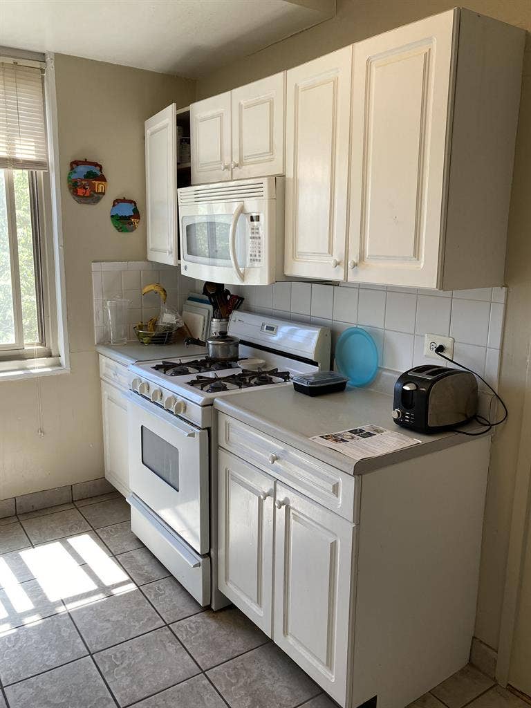 Van Ness DC Vacant Room