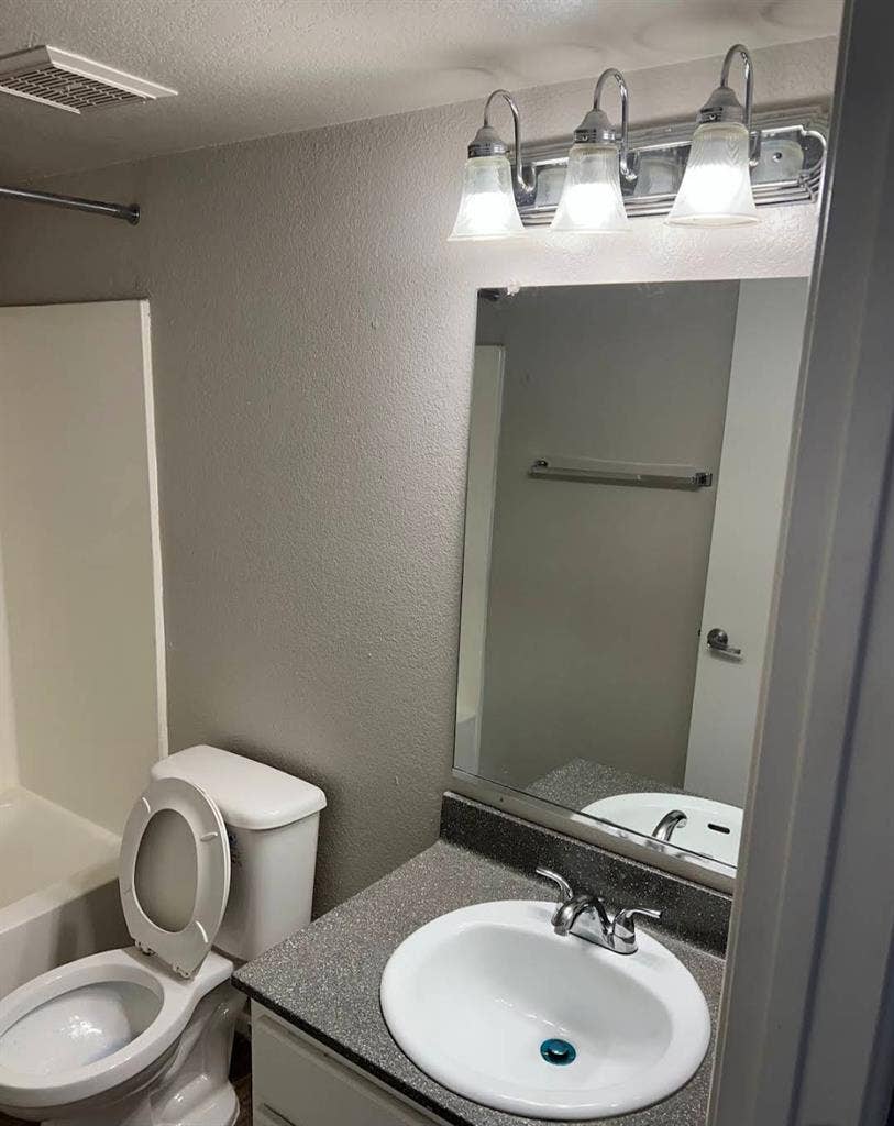 Private room available iso rommate