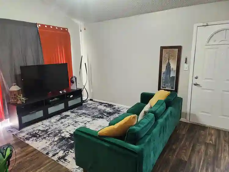 Private room available iso rommate