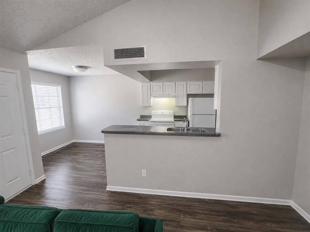 Private room available iso rommate