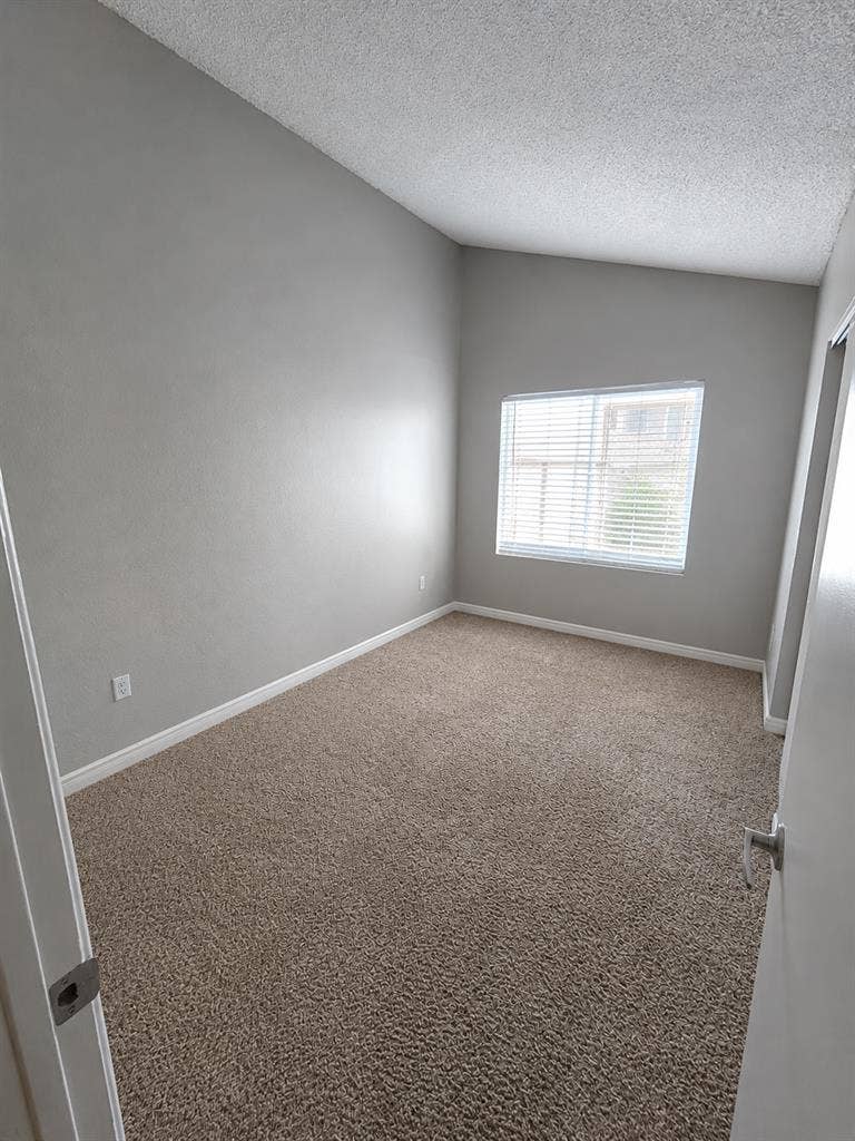 Private room available iso rommate