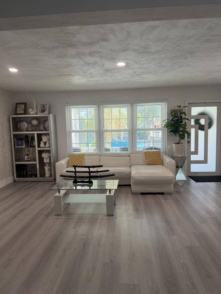 Nice Room in Pembroke Lakes