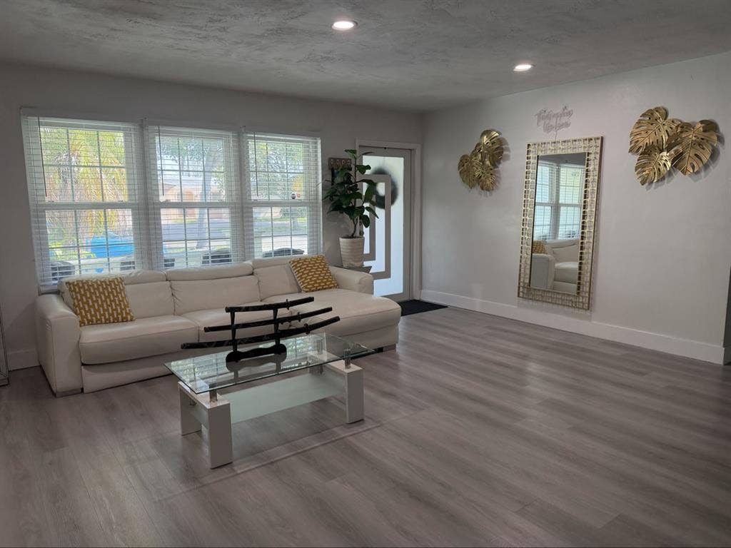 Nice Room in Pembroke Lakes