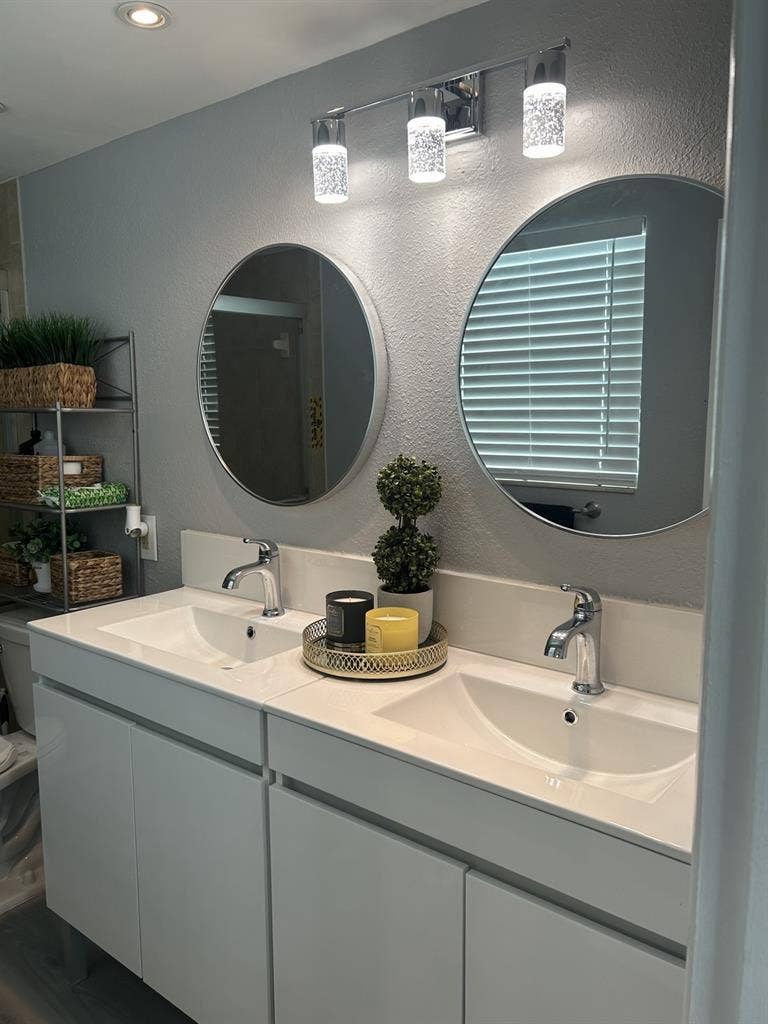 Nice Room in Pembroke Lakes