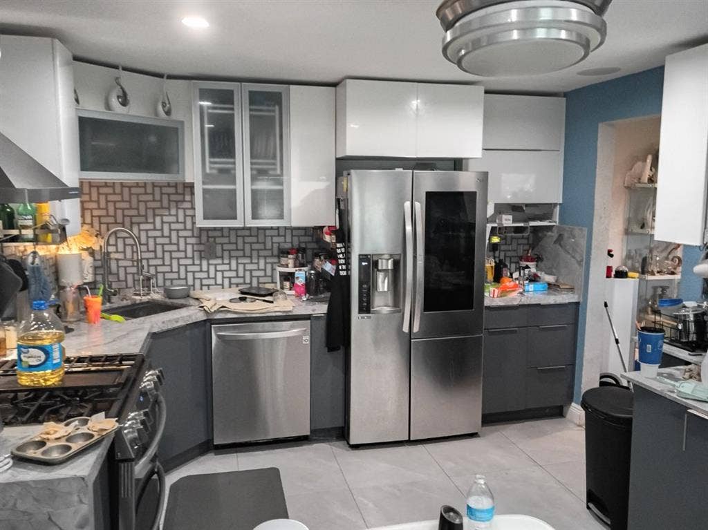 Great Room Available in Hollywood