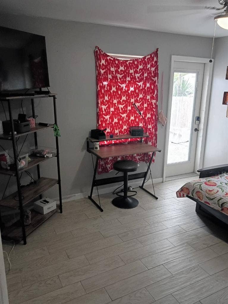 Great Room Available in Hollywood