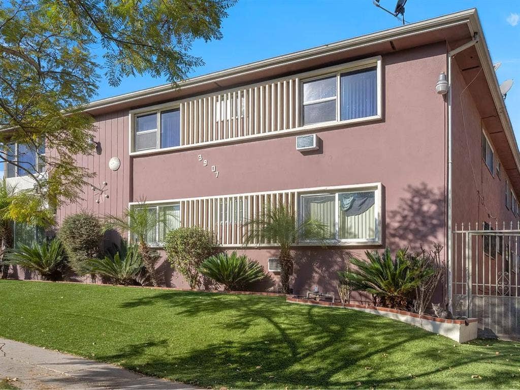 1 spacious bedroom available
